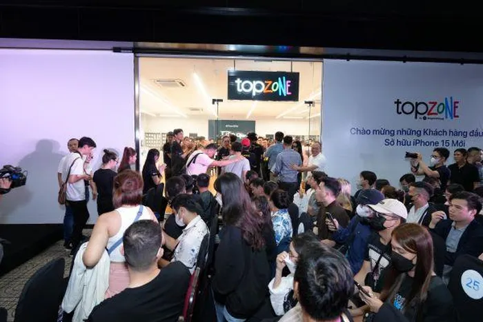 Người dùng Việt Nam xếp hàng thâu đêm chờ nhận iPhone 15 series
