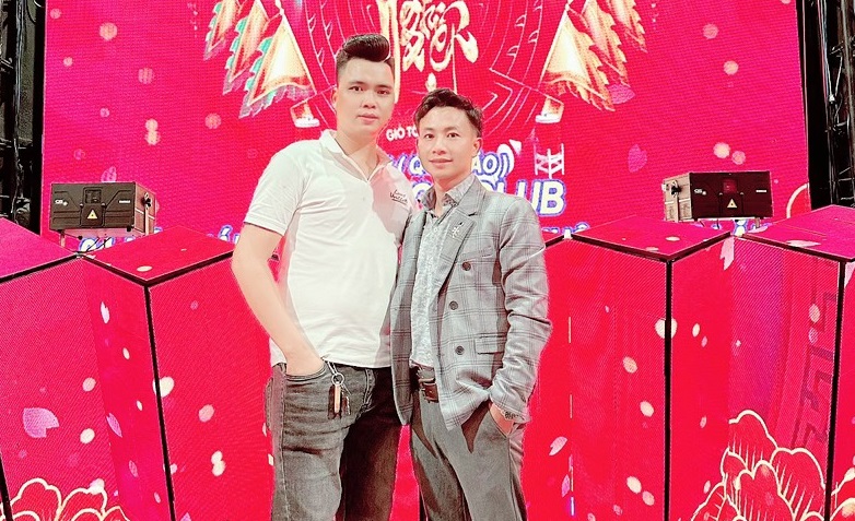 Bầu show Phúc Trần trẻ trung dự lễ Giỗ Tổ sân khấu 2023