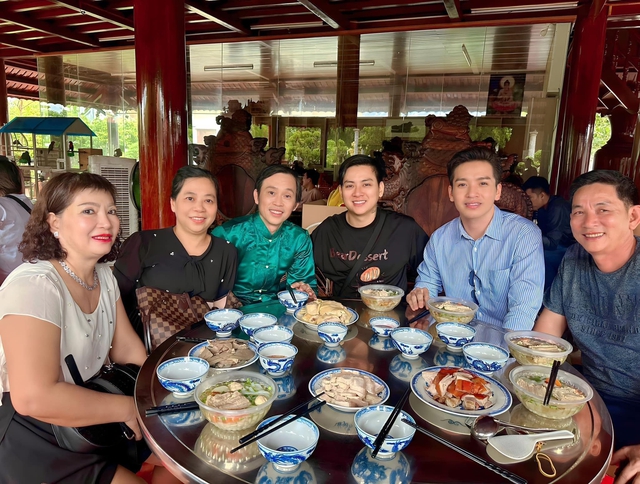 Hoài Lâm hiếm hoi lộ diện bên cạnh NS Hoài Linh, thái độ hiện tại ra sao?