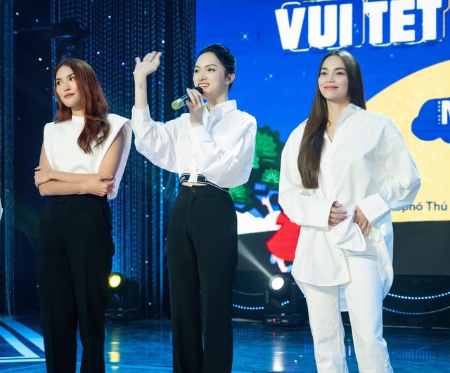 Hương Giang – Hồ Ngọc Hà thân thiết trở lại hậu drama suýt cạch mặt, khoảnh khắc tặng nước hoa gây chú ý