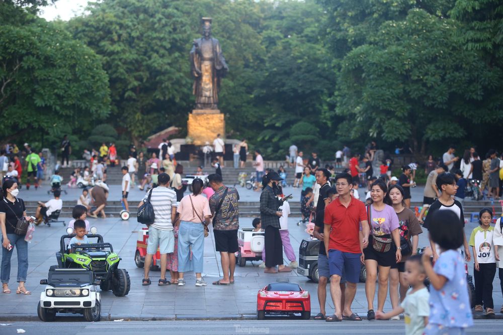 Đón lượng khách lớn, phố đi bộ hồ Hoàn Kiếm đông nghịt ngày đầu nghỉ lễ 2/9