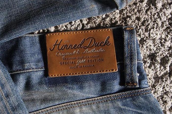Vì sao quần jeans luôn có một miếng da sau cạp?