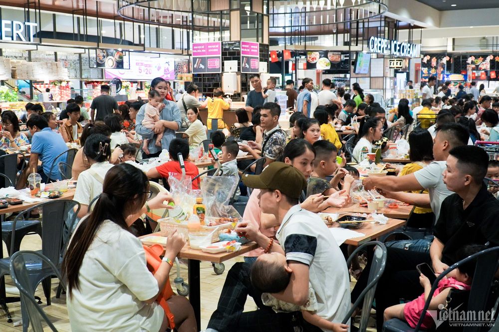 Chen nhau vào trung tâm thương mại ăn trưa ngày đầu nghỉ lễ Quốc khánh