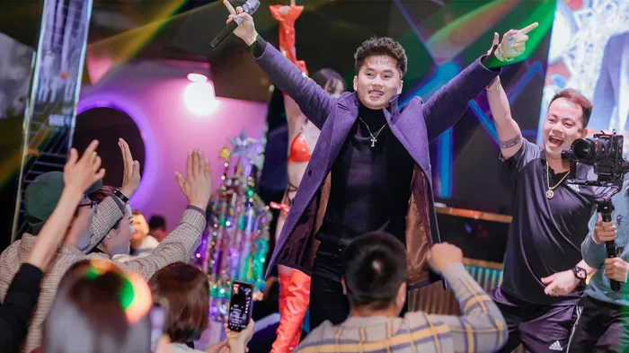 Bị nói hát sân khấu ‘chuồng gà’, Du Thiên và dàn sao phản ứng gay gắt