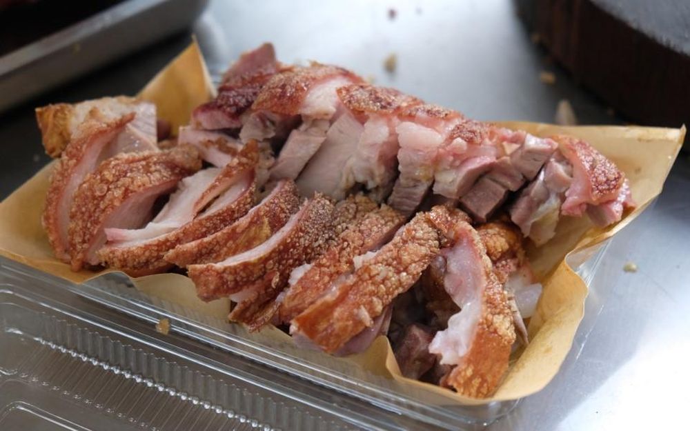 Thưởng thức giò heo muối chiên giòn kỳ công, lạ miệng ở Tân Phú