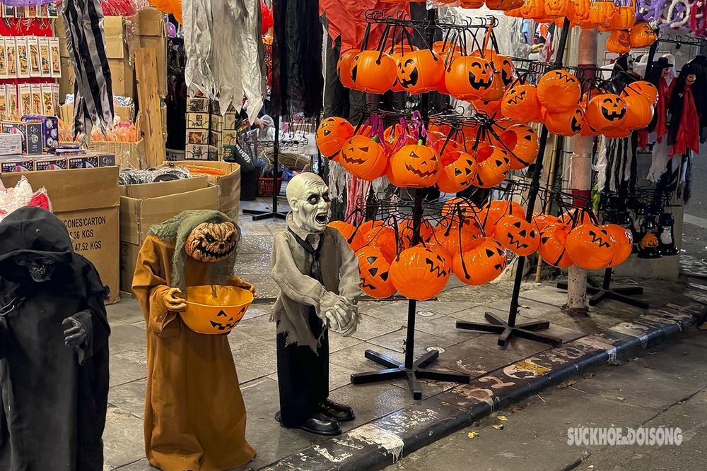 Phố Hàng Mã tràn ngập đồ hóa trang kinh dị trước ngày Halloween