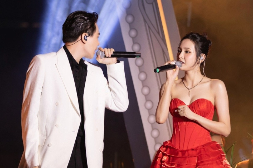 Hậu rao bán G63, Hiền Hồ ngại ngùng khi chạy show ca hát bằng… xe ôm