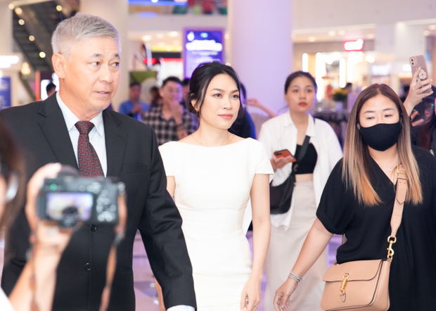 Mỹ Tâm công khai ôm Mai Tài Phến trong hậu trường, thái độ của đàng trai gây chú ý