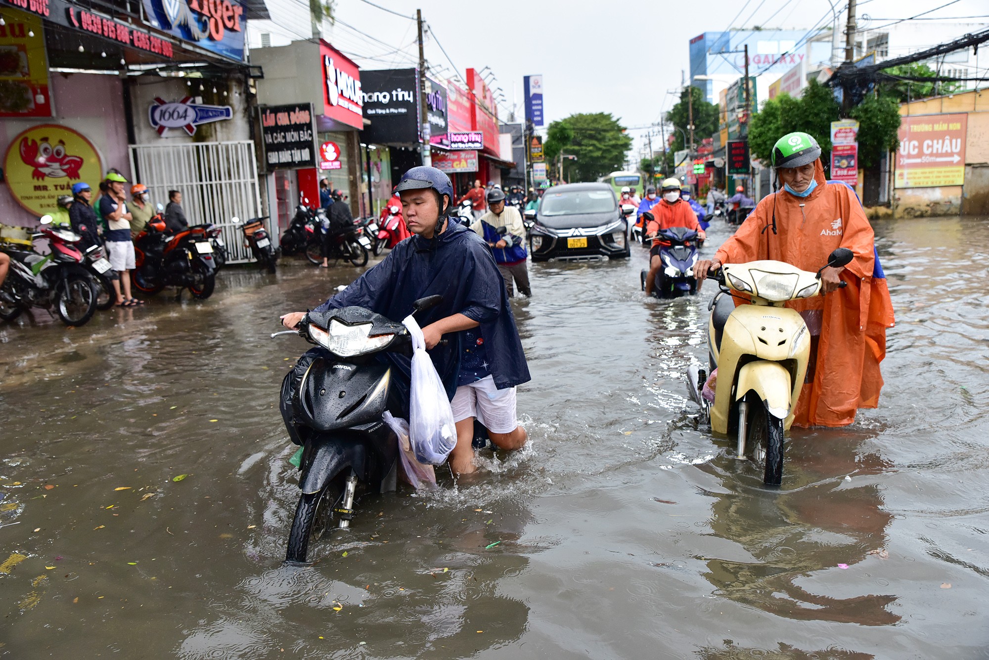 Ảnh: Mưa lớn, bánh trung thu trôi bồng bềnh giữa đường ở TP.HCM