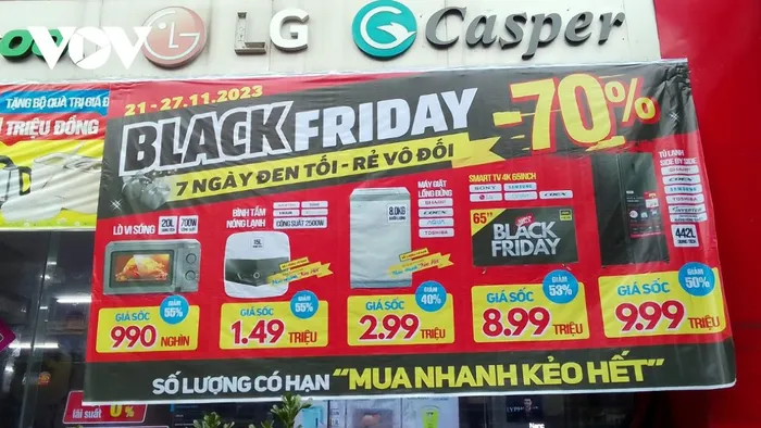 Black Friday 2023: Nhiều cửa hàng ở Hà Nội giảm giá ‘sập sàn’ vẫn vắng khách mua