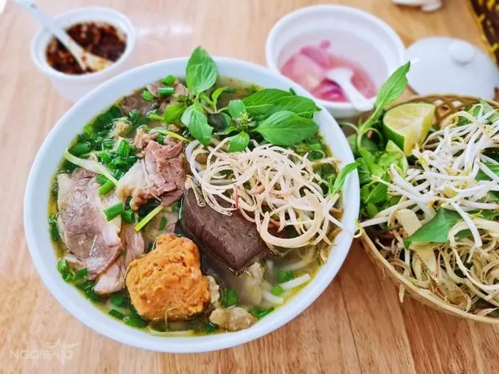 Quán bún bò gốc Huế đông khách khu Hoàn Kiếm