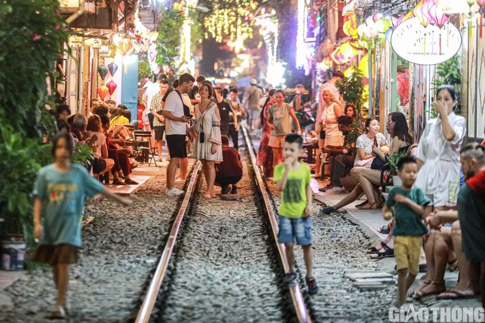 Hà Nội: Cà phê đường tàu lại đông như chưa từng cấm