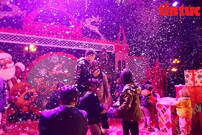 Người dân Hà Nội lần đầu ngắm tuyết rơi trong đêm Noel trên phố đi bộ