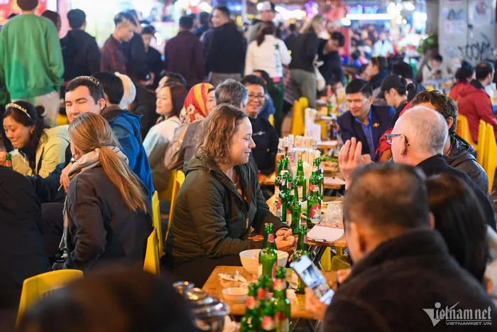 Khách nước ngoài hào hứng đón Giáng sinh ở phố Tây Hà Nội, TP.HCM