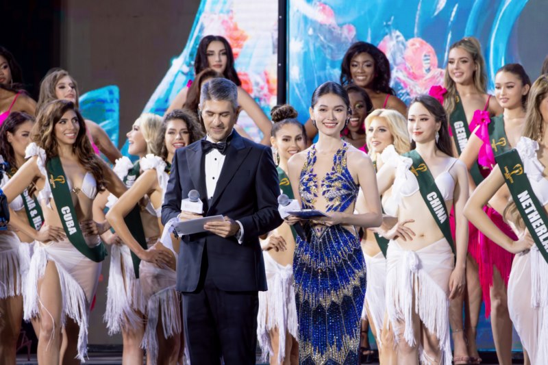 Á Hậu Thùy Dung tỏa sáng trong vai trò MC đêm chung kết Miss Earth 2023 được tổ chức tại Việt Nam