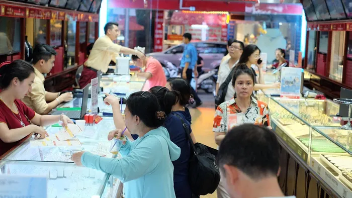 Giá vàng SJC cắm đầu giảm ‘sốc’, sáng mua chiều bán lỗ ngay gần 6 triệu/lượng