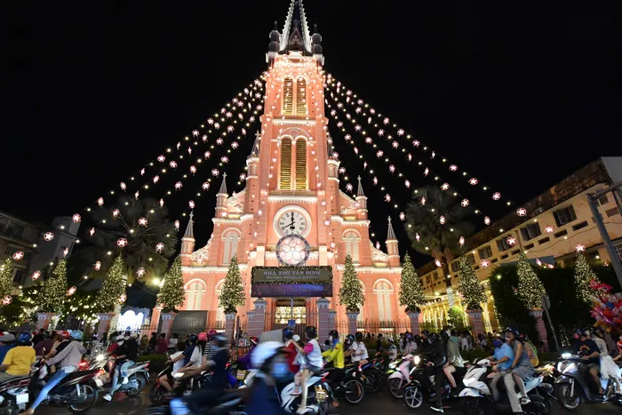 TPHCM: Không khí Giáng sinh rộn ràng khắp các nẻo đường
