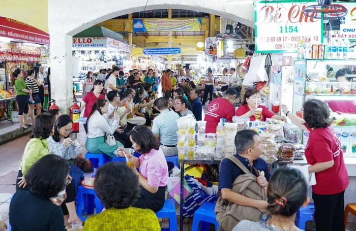 Du khách trải nghiệm du lịch đêm đặc trưng tại TP Hồ Chí Minh