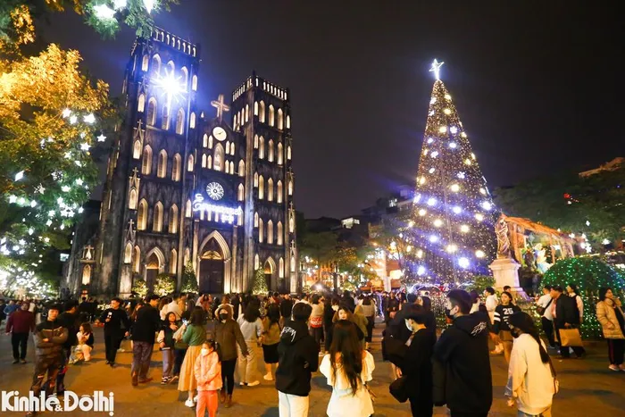 Hà Nội: Người dân ra đường đón Giáng sinh sớm trong tiết trời dưới 15 độ C