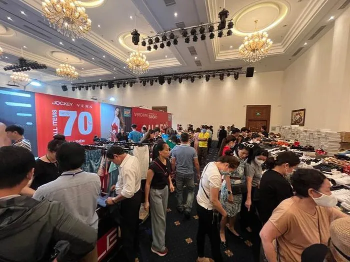 TP HCM: Hàng hiệu Gucci, Dior, Chanel, Versace… lại sắp có đợt giảm giá đến 90%