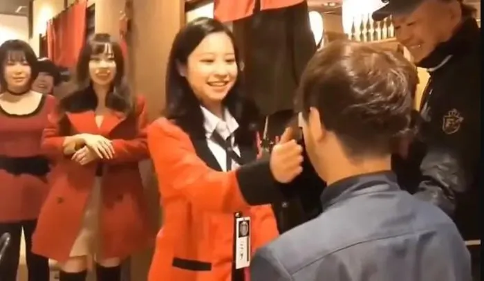 Nhà hàng gây sốc với dịch vụ để nữ nhân viên tát thực khách