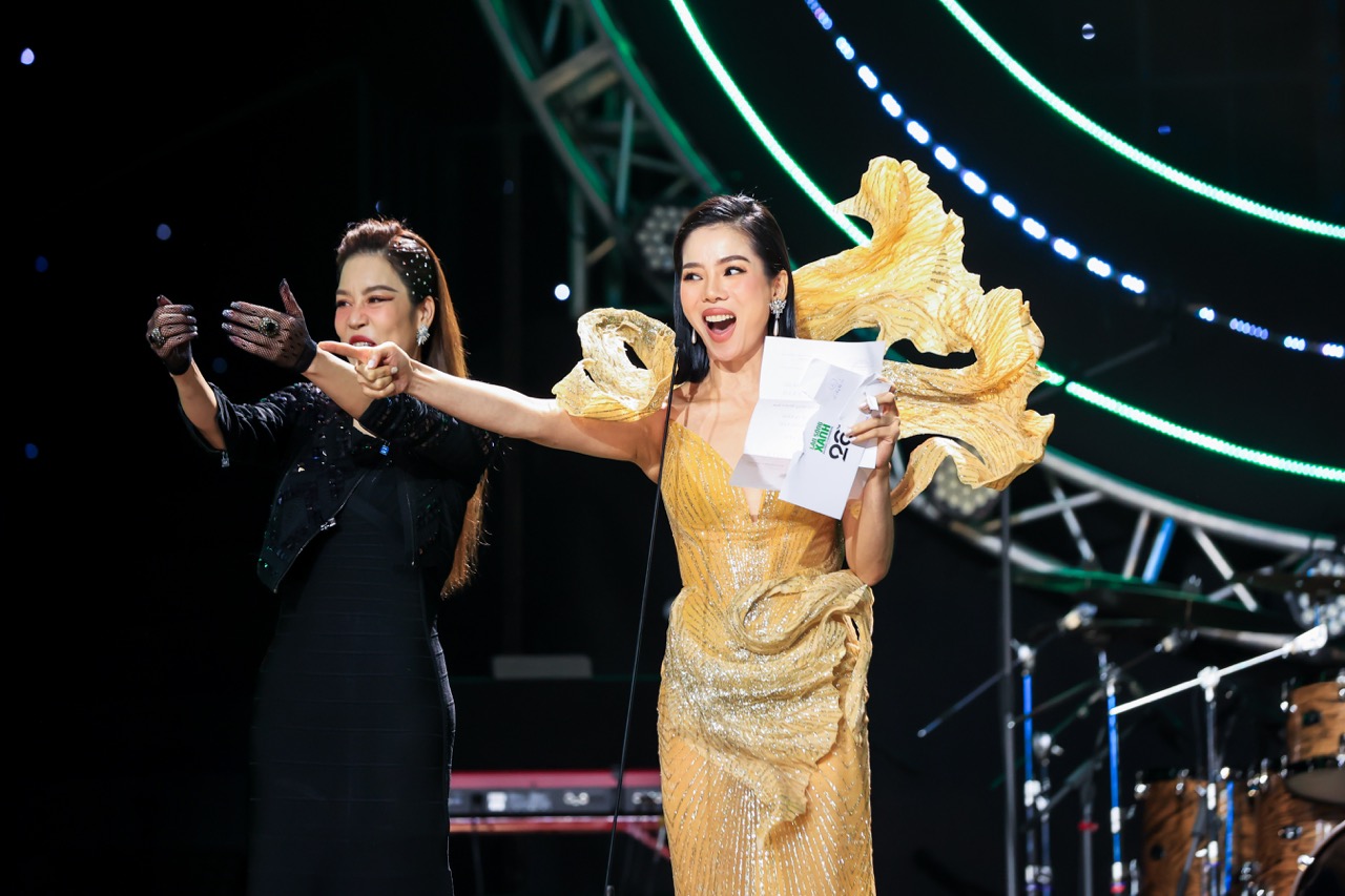 Lệ Quyên gây tranh cãi vì cướp lời MC ở Làn sóng xanh