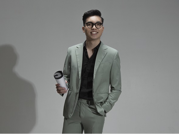 MC song ngữ Nguyễn Xuân Hiếu gây “bất ngờ” với bộ hình mới cực điển trai