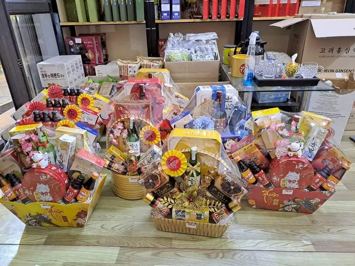 Tết Giáp Thìn 2024: Giỏ quà Tết ‘bình dân’ lên ngôi