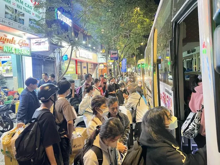 Nhộn nhịp hành khách rời TP.HCM về quê ăn Tết