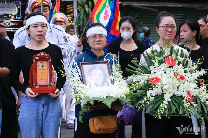 Người thân, đồng nghiệp nghẹn ngào tiễn biệt diễn viên Thanh Hoa