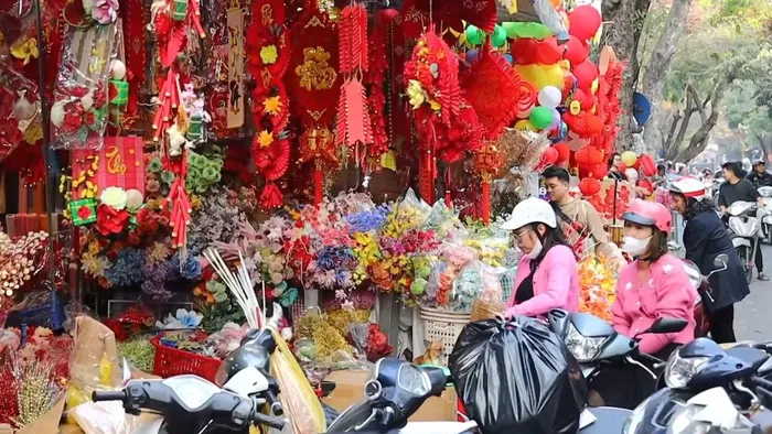 Phố Hàng Mã lung linh đón Tết Nguyên đán 2024