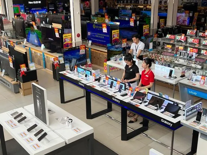 Đủ kiểu thu hút khách mua hàng điện máy