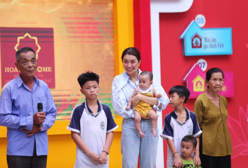 Kiều Minh Tuấn, Hòa Minzy tham gia “Mái Ấm Gia Đình Việt” tại Khánh Hòa