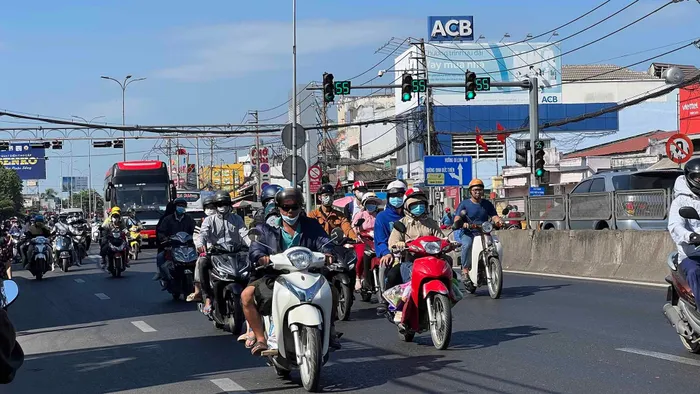 Mùng 5 Tết, người dân trở lại TPHCM, cửa ngõ miền Tây đông đúc