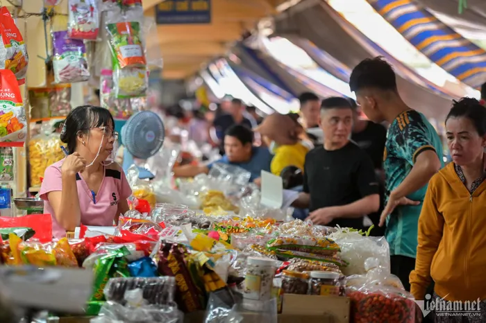 ‘Thủ phủ bánh kẹo’ TP.HCM đông nghẹt người đổ về sắm Tết