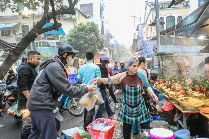Chợ nhà giàu phố cổ Hà Nội tấp nập người xếp hàng, chen chân mua đồ lễ ngày Táo quân
