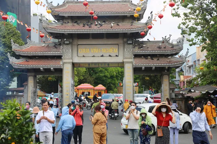 TPHCM: Người dân mướt mồ hôi thắp nhang lễ chùa giữa trưa nắng 37 độ C