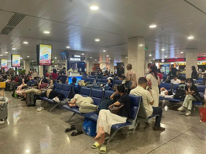 Chuyến bay theo lịch chỉ hơn 1 giờ nhưng nửa ngày mới về tới nhà