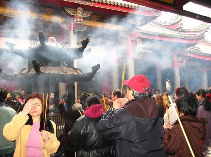 Tránh khói nhang càng xa càng tốt!