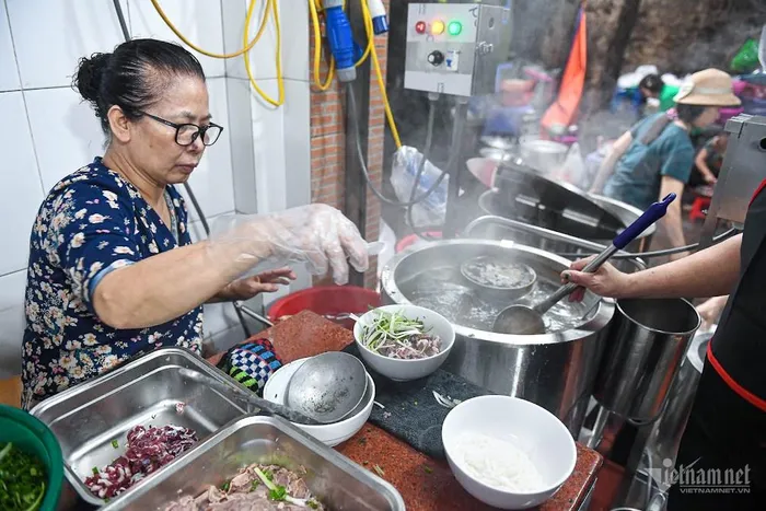 ‘Phở mặn giá chát’ phố Gầm Cầu mở lại sau 3 năm, khách đông kín như đi hội