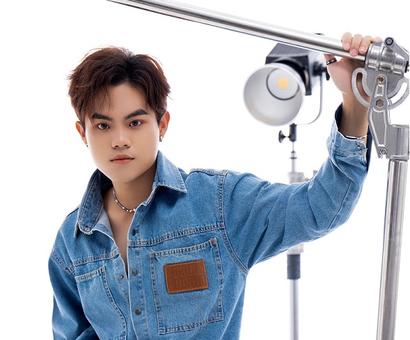 Diễn viên Quang Anh khoe vẻ điển trai trong bộ ảnh mừng tuổi 21