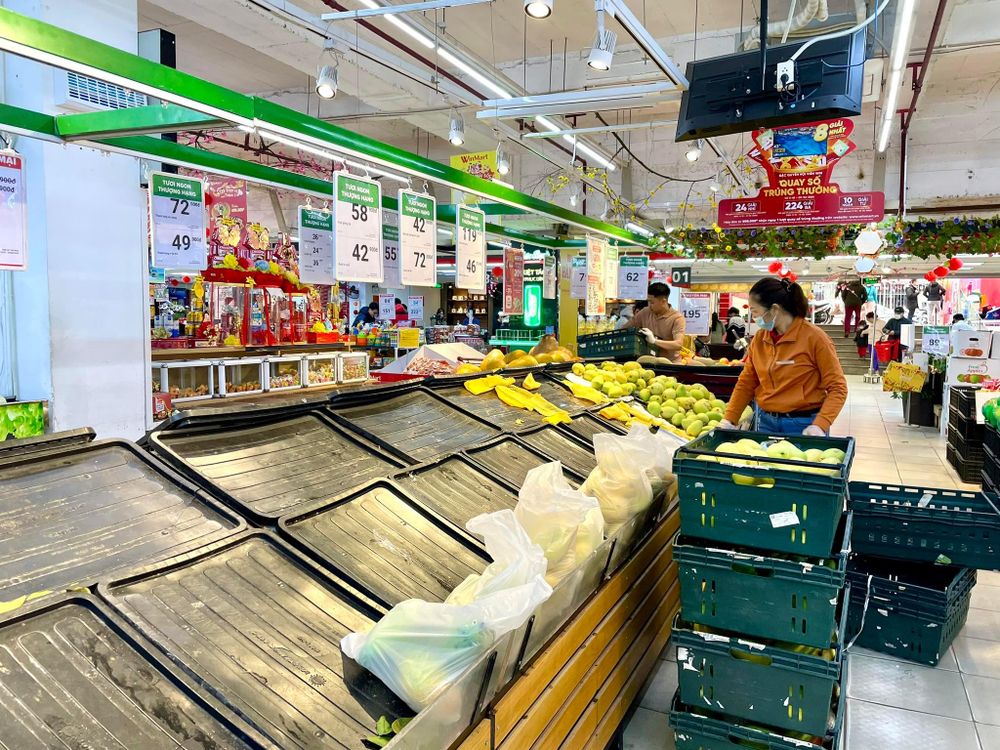 Bất ngờ cảnh trái ngược giữa chợ và siêu thị sáng 30 Tết