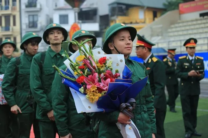 Hà Nội: Cha mẹ, người thân bịn rịn tiễn tân binh lên đường nhập ngũ