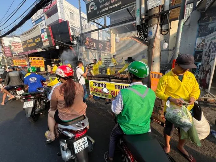 Xóm cá lóc nướng ở TP HCM đông nghẹt người trong ngày vía Thần Tài