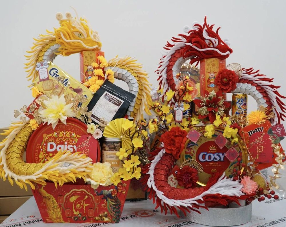 Tháp quà hình rồng chưng Tết độc đáo, làm không kịp bán