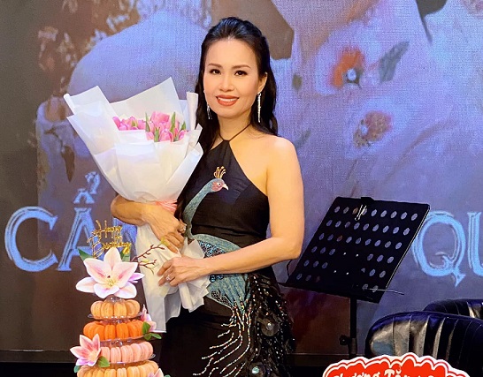 Cẩm Ly tiết lộ ‘điều đặc biệt’ kỷ niệm 31 năm làm nghề, hàng trăm khán giả vỡ òa