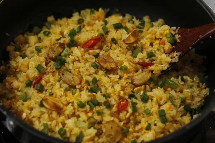 Làm món cơm rang trứng, cho trứng vào trước hay cơm vào trước?