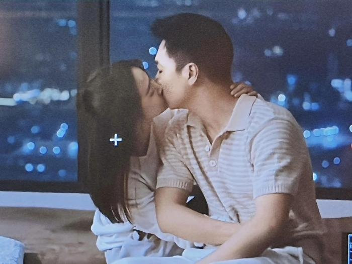 Bội thực cảnh ôm hôn trong ‘Chúng ta của 8 năm sau’