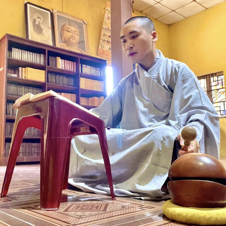 Vlogger, ca sĩ Huy Cung đi tu