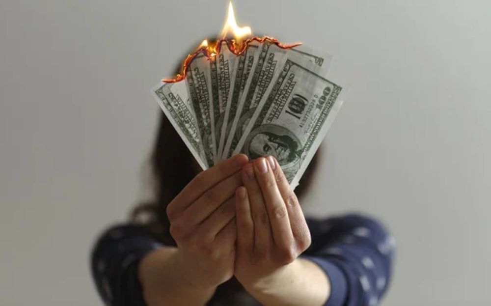 Khoe tiền, khoe ‘thành tích’ lên mạng xã hội: Đừng biến mình thành kẻ lố lăng, phản cảm!